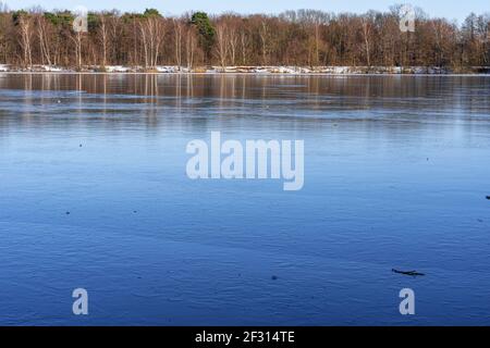 Ein Spaziergang im Naherholungsgebiet sechs-Seen-Platte in Duisburg Wedau An einem sonnigen und kalten Wintertag Stockfoto