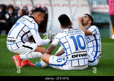 Turin, Italien. März 2021, 14th. Lautaro Martinez vom FC Internazionale feiert das Tor von 1-2 mit den Mannschaftskollegen Alexis Sanchez und Achraf Hakimi während des Serie A Fußballspiels zwischen Turin FC und FC Internazionale im stadio Olimpico Grande Torino in Turin (Italien), 14th. März 2021. Foto Andrea Staccioli/Insidefoto Kredit: Insidefoto srl/Alamy Live News Stockfoto