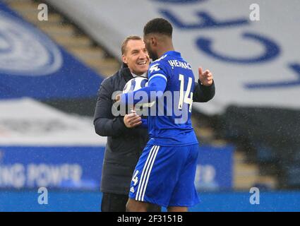 Leicester City Manager Brendan Rodgers begrüßt Kelechi Iheanacho von Leicester City nach dem letzten Pfiff während des Premier League-Spiels im King Power Stadium, Leicester. Bilddatum: Sonntag, 14. März 2021. Stockfoto