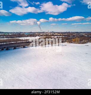 Blick auf die schneebedeckte Skyline von Duisburg auf einem sonnigen Wintertag von oben Stockfoto