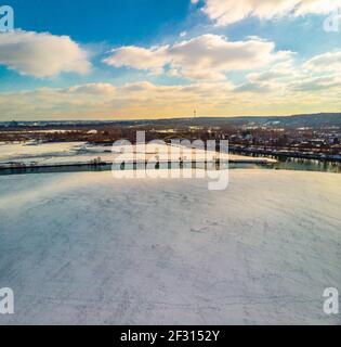 Blick auf die schneebedeckte Skyline von Duisburg auf einem sonnigen Wintertag von oben Stockfoto