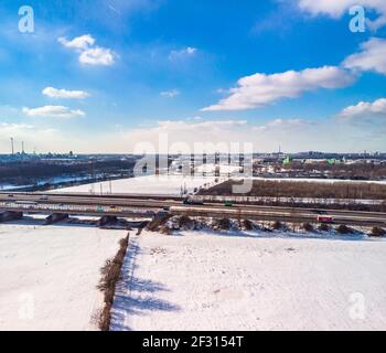 Blick auf die schneebedeckte Skyline von Duisburg auf einem sonnigen Wintertag von oben Stockfoto