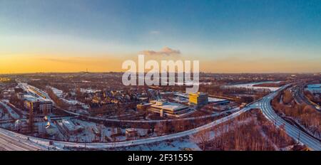 Blick auf die schneebedeckte Skyline von Duisburg bei Sonnenuntergang Oben Stockfoto