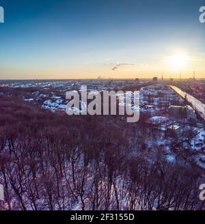 Blick auf die schneebedeckte Skyline von Duisburg bei Sonnenuntergang Oben Stockfoto