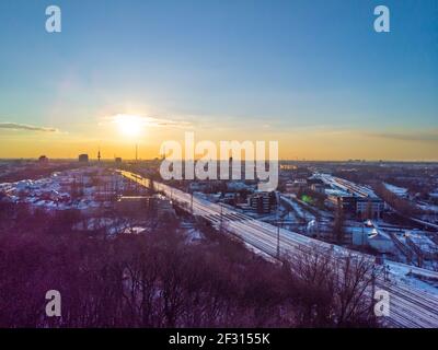 Blick auf die schneebedeckte Skyline von Duisburg bei Sonnenuntergang Oben Stockfoto