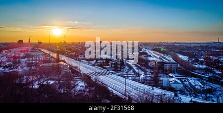 Blick auf die schneebedeckte Skyline von Duisburg bei Sonnenuntergang Oben Stockfoto