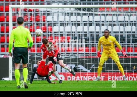 EINDHOVEN, NIEDERLANDE - MÄRZ 14: Bryan Linssen von Feyenoord und Olivier Boscagli von PSV Eindhoven während des niederländischen Eredivisie-Spiels zwischen PSV und Stockfoto