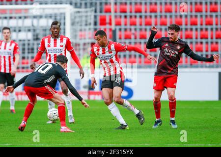 EINDHOVEN, NIEDERLANDE - MÄRZ 14: Steven Berghuis von Feyenoord, Cody Gakpo von PSV Eindhoven und Orkun Kokcu von Feyenoord während der niederländischen Eredivisie Stockfoto