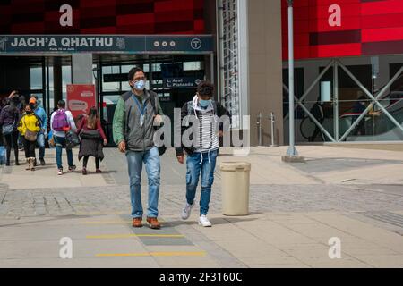 El Alto, La Paz, Bolivien - Februar 11 2021: Bolivianische Indigene Männer gehen und unterhalten sich miteinander, während sie Masken tragen Stockfoto