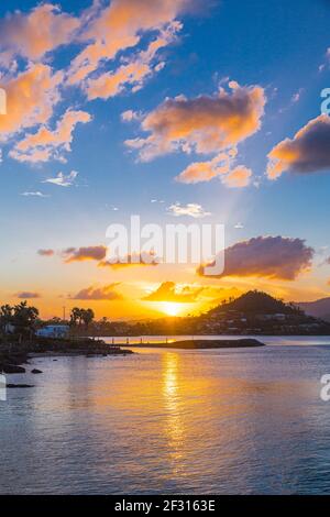 Airlie Beach Bay in Queensland, Australien bei Sonnenuntergang Stockfoto