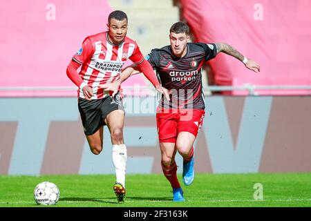 EINDHOVEN, NIEDERLANDE - MÄRZ 14: Cody Gakpo vom PSV Eindhoven und Marcos Senesi von Feyenoord während des niederländischen Eredivisie-Spiels zwischen PSV und Feyeno Stockfoto