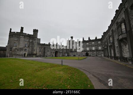 Panoramablick auf das mittelalterliche Schloss Kilkenny und die umliegenden Gärten in Kilkenny, Leinster Irland. Stockfoto