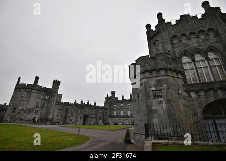 Panoramablick auf das mittelalterliche Schloss Kilkenny und die umliegenden Gärten in Kilkenny, Leinster Irland. Stockfoto