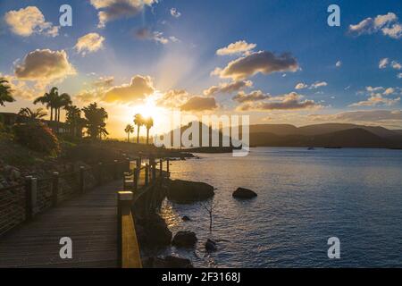 Airlie Beach Bay in Queensland, Australien bei Sonnenuntergang Stockfoto