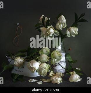 Stillleben mit einem Bouquet von weißen verwelkten Rosen. Vintage. Stockfoto