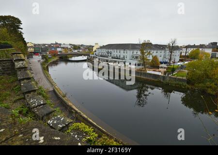 Landschaft mit Panoramablick auf Kilkenny am Ufer des Flusses Nore, in Leinster Irland gebaut. Stockfoto