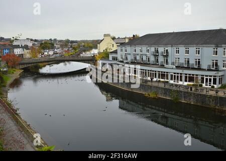Landschaft mit Panoramablick auf Kilkenny am Ufer des Flusses Nore, in Leinster Irland gebaut. Stockfoto