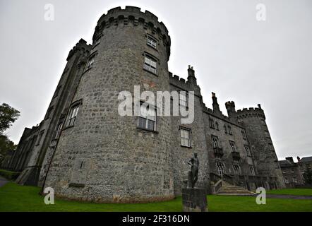 Panoramablick auf das mittelalterliche Schloss Kilkenny und die umliegenden Gärten in Kilkenny, Leinster Irland. Stockfoto