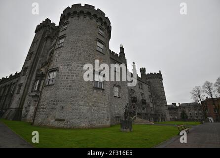 Panoramablick auf das mittelalterliche Schloss Kilkenny und die umliegenden Gärten in Kilkenny, Leinster Irland. Stockfoto