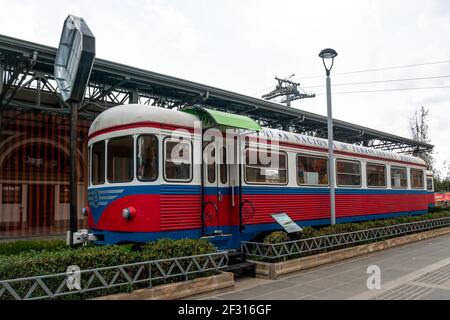 La Paz, Bolivien - Februar 11 2021: Alter roter und blauer Zug als Antique am Hauptbahnhof erhalten Stockfoto