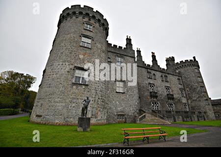 Panoramablick auf das mittelalterliche Schloss Kilkenny und die umliegenden Gärten in Kilkenny, Leinster Irland. Stockfoto