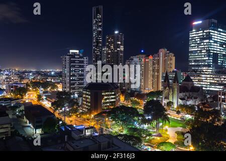 Die beleuchtete Skyline von Brisbane bei Nacht Stockfoto