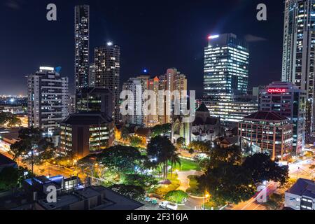 Die beleuchtete Skyline von Brisbane bei Nacht Stockfoto