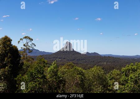 Die Glass House Mountains im Hinterland am Sonnenschein Küste Stockfoto