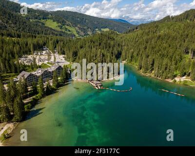 Luftaufnahme des Pragser Wildsees, Pragser Wildsee ist ein See in den Pragser Dolomiten in Südtirol, Italien. Blick auf Ruderboote, die in der Schlange liegen Stockfoto