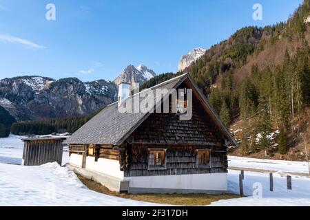 Eisenerz, Österreich - 28. Februar 2021: Hütte und schneebedeckter Hochkogel im Hintergrund Stockfoto