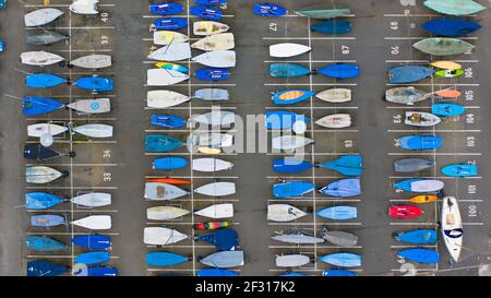 North Berwick, Schottland, Großbritannien. 14. März 2021. Segelboote in Reihen auf trockenem Land im Hafen von North Berwick in East Lothian gelagert. Die Covid-19-Sperre hat zu viel weniger Beteiligung Wassersport in Großbritannien geführt. Iain Masterton/Alamy Live News Stockfoto