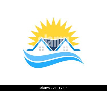 Einfaches Haus mit Strandwelle und strahlender Sonne Stockfoto
