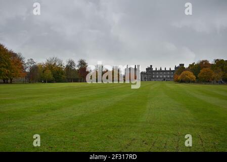 Herbstlandschaft mit Panoramablick auf Kilkenny Castle und die umliegenden Gärten in Kilkenny, Leinster Irland. Stockfoto