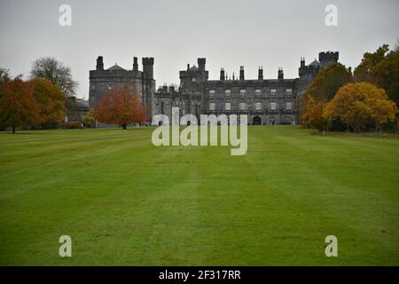 Herbstlandschaft mit Panoramablick auf Kilkenny Castle und die umliegenden Gärten in Kilkenny, Leinster Irland. Stockfoto