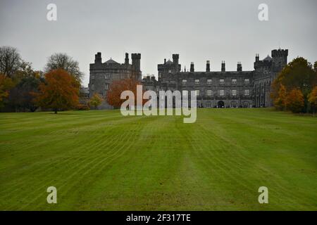 Herbstlandschaft mit Panoramablick auf Kilkenny Castle und die umliegenden Gärten in Kilkenny, Leinster Irland. Stockfoto