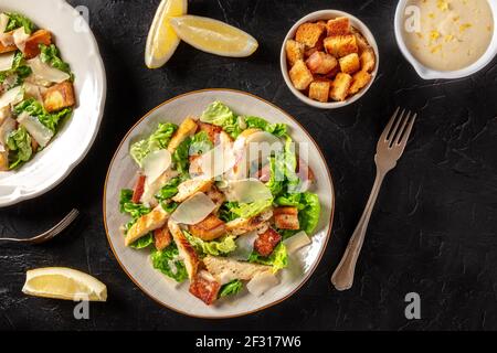 Caesar Salat mit gegrilltem Hähnchen, Romaine und Parmesan Stockfoto