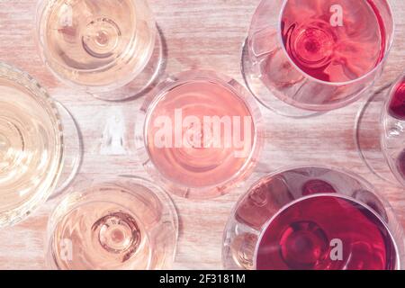 Wein, weiß, rosa und rot, in verschiedenen Gläsern, Von oben geschossen Stockfoto