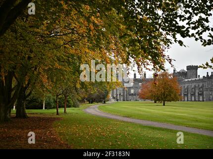 Herbstlandschaft mit Panoramablick auf Kilkenny Castle und die umliegenden Gärten in Kilkenny, Leinster Irland. Stockfoto