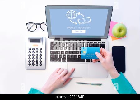 Draufsicht der Frau Hand hält Kreditkarte und mit Laptop für Online-Banking. Stockfoto