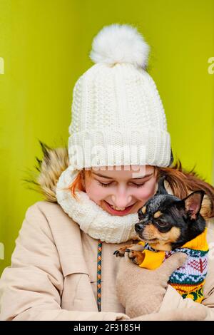 Hübsches Mädchen mit chihuahua. Teenager Mädchen und chihuahua auf der Straße. Mädchen, Hund. Stockfoto