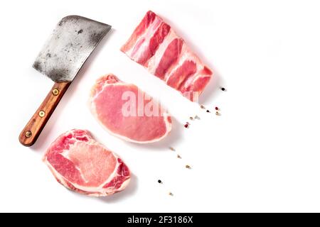 Rohes Schweinefleisch, verschiedene Schnitte, von oben auf weißem Hintergrund geschossen Stockfoto