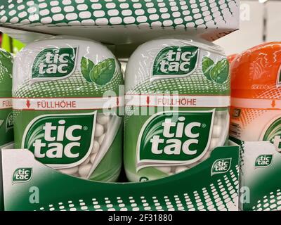 Viersen, Deutschland - März 1. 2021: Nahaufnahme von Kisten TIC tac-Münzstätten im Regal des deutschen Supermarkts (Fokus auf linkem Etikett) Stockfoto