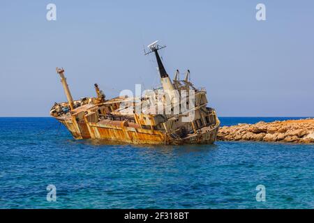 Altes Schiffswrack in Küstennähe - Paphos Zypern Stockfoto