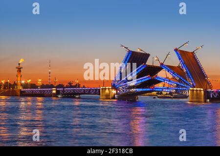 Newa Fluss und offenen Palast (Dworzowy) Brücke - Sankt-Petersburg Russland Stockfoto