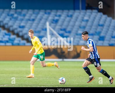 Hillsborough, Sheffield, Yorkshire, Großbritannien. März 2021, 14th. English Football League Championship Football, Sheffield Mittwoch gegen Norwich City; Joey Pelupessy von Sheffield Mittwoch fährt vorwärts auf dem Ball als Dowell von Norwich Tracks das Spiel Credit: Action Plus Sports/Alamy Live News Stockfoto