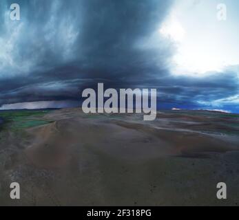 Luftpanorama Gewitterwolken über Sandwüste Mongol Els Stockfoto