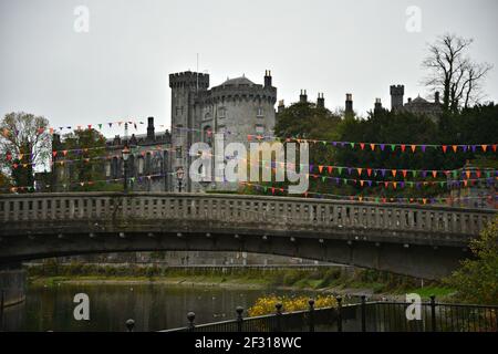 Landschaft mit Panoramablick auf das mittelalterliche Schloss Kilkenny am Ufer des Flusses Nore in Kilkenny, Leinster Irland. Stockfoto