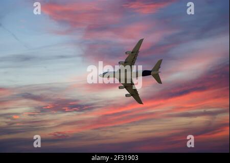 Größtes Flugzeug im Flug. Airbus А-380 Stockfoto