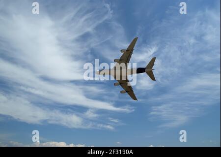 Größtes Flugzeug im Flug. Airbus А-380 Stockfoto