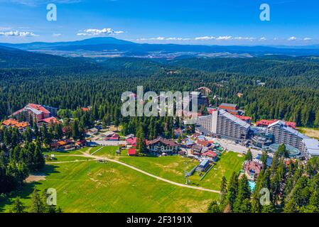 Borovets, Bulgarien, 11. Juli 2020: Luftaufnahme des Skigebiets Borovets im Sommer in Bulgarien Stockfoto